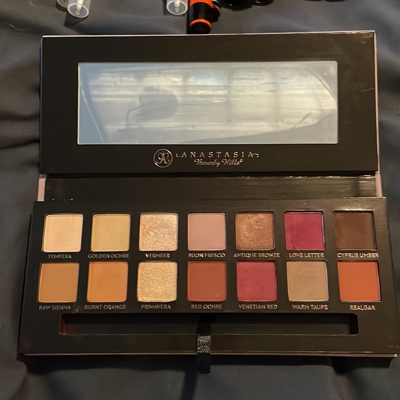ANASTASIA BEVERLY HILLS- MODERN RENAISSANCE - Picture 2 of 2